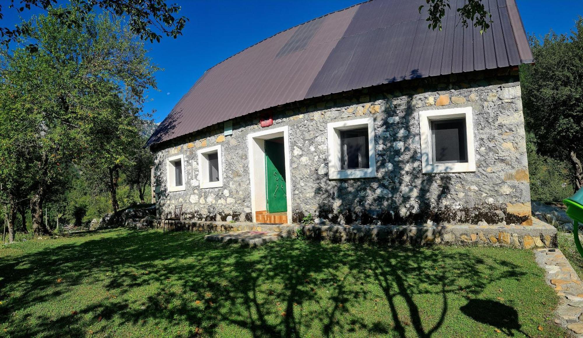 Guest House Emanueli Tropoje Bagian luar foto